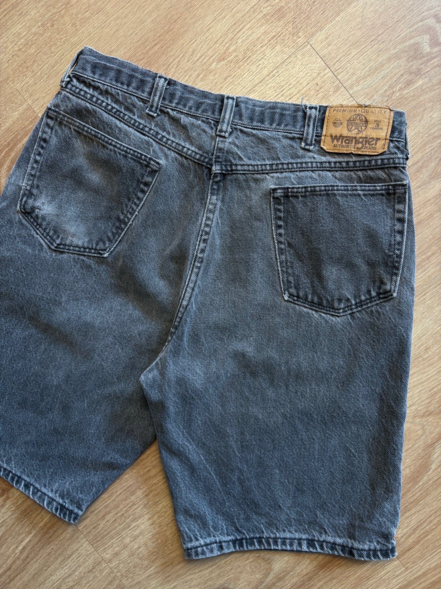 Vintage Wrangler Baggy Grey Washed Denim Shorts (34w)