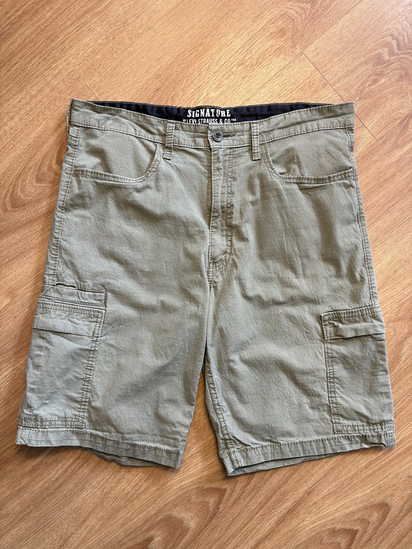 Vintage Levi's Khaki Green Grid Stop Cargo Shorts (36w)