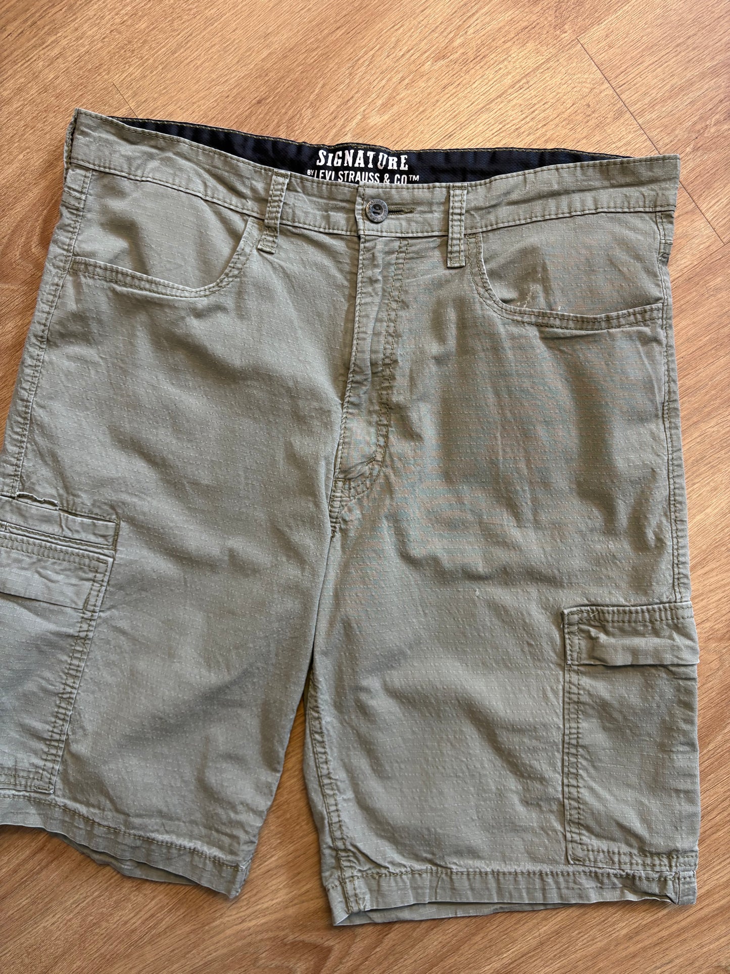 Vintage Levi's Khaki Green Grid Stop Cargo Shorts (36w)