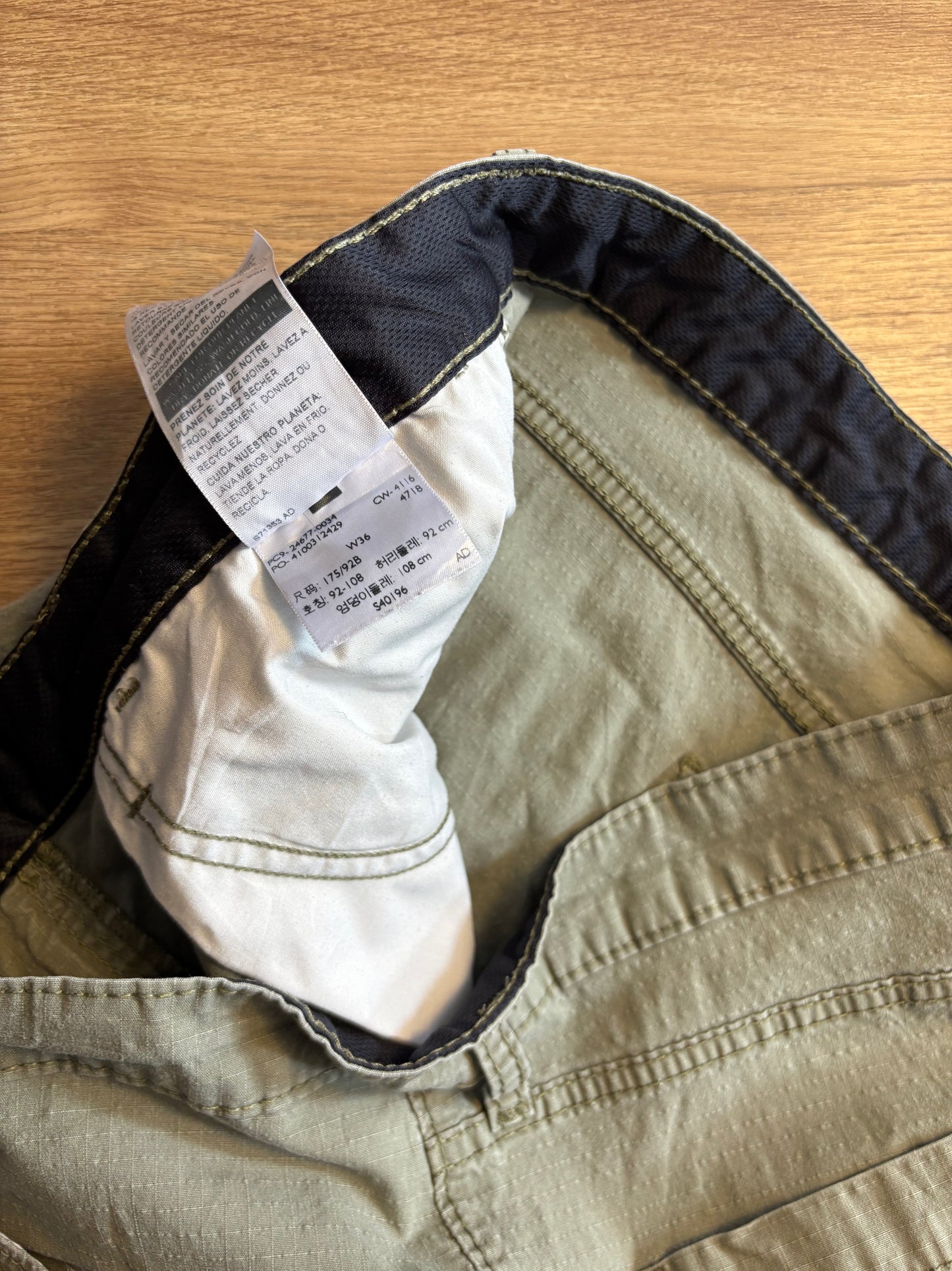 Vintage Levi's Khaki Green Grid Stop Cargo Shorts (36w)