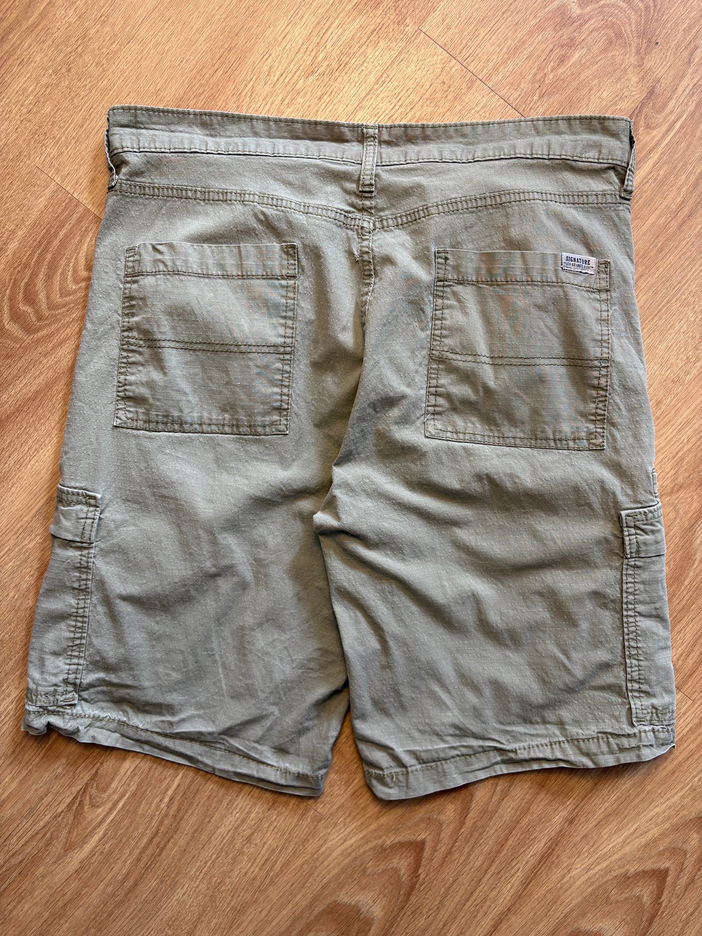 Vintage Levi's Khaki Green Grid Stop Cargo Shorts (36w)