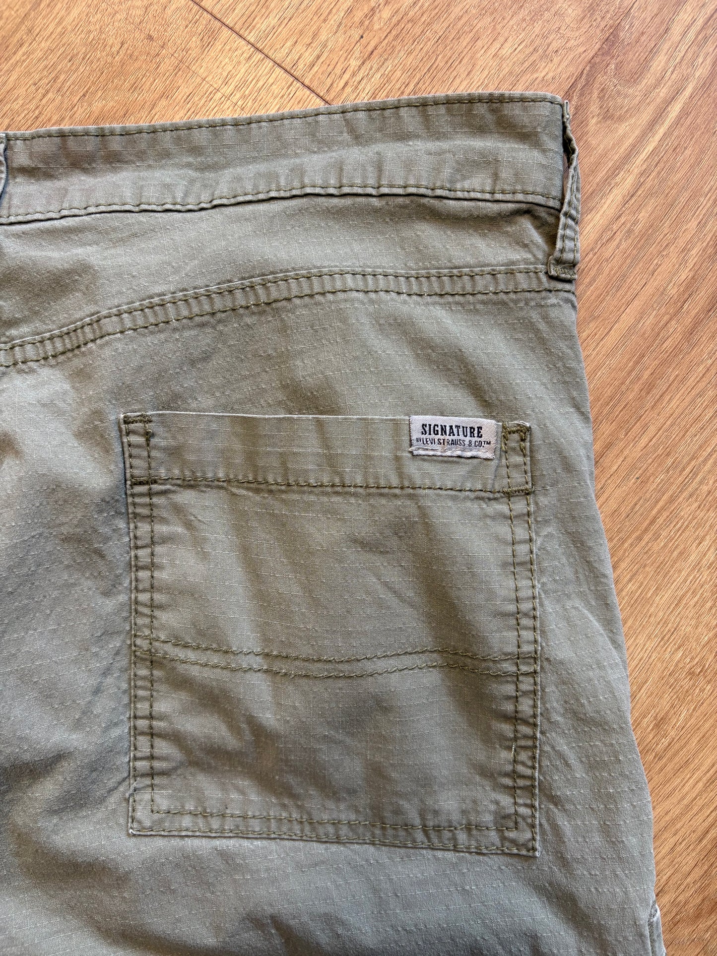 Vintage Levi's Khaki Green Grid Stop Cargo Shorts (36w)