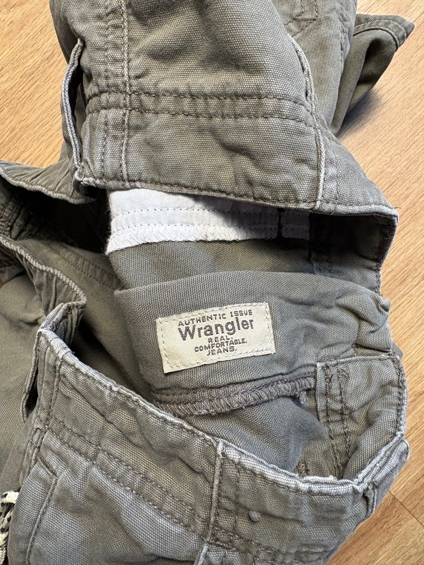 Vintage Wrangler Khaki Green Multi-pocket Cargo Shorts (32w)