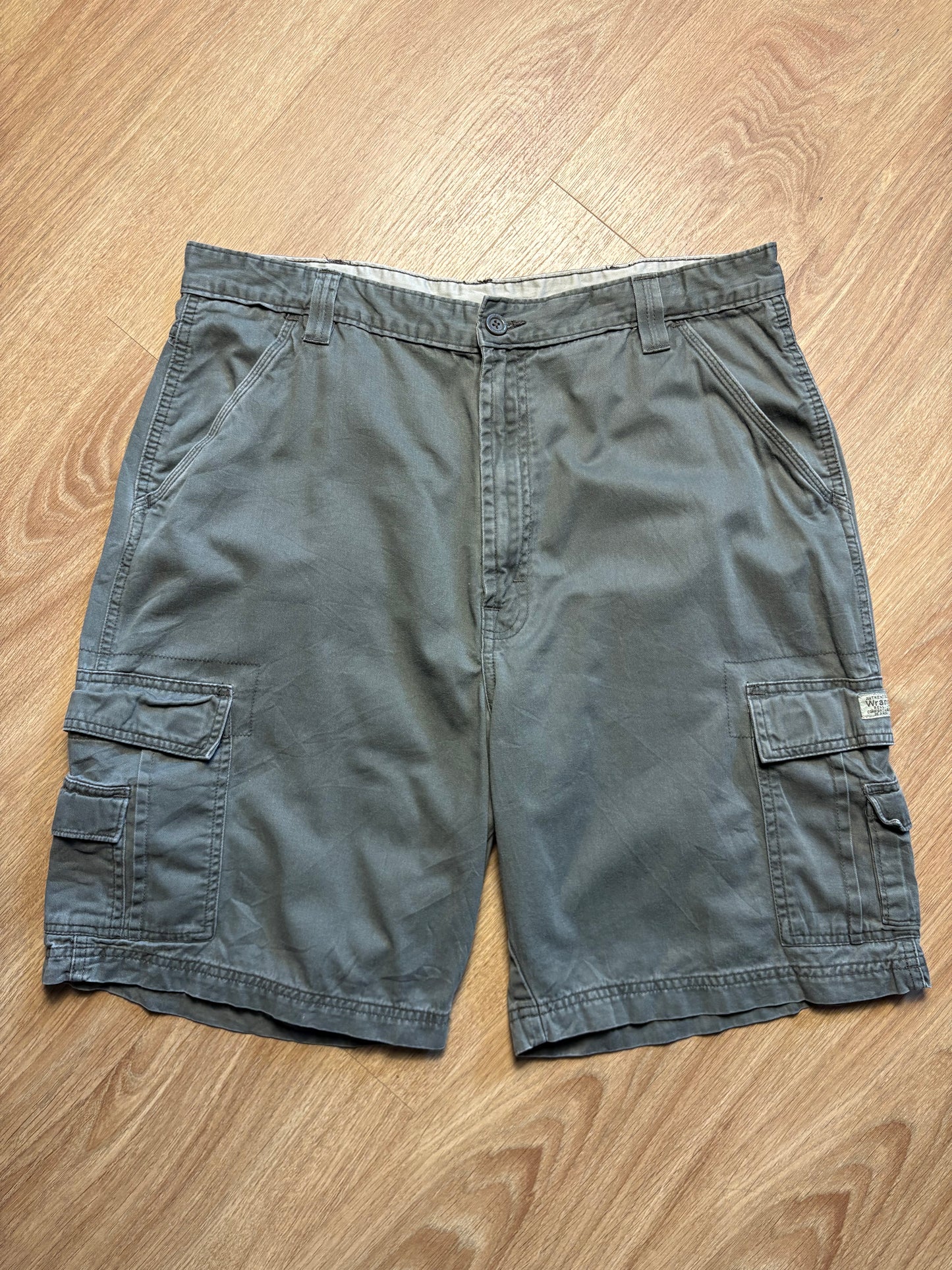 Vintage Wrangler Khaki Green Multi-pocket Cargo Shorts (32w)