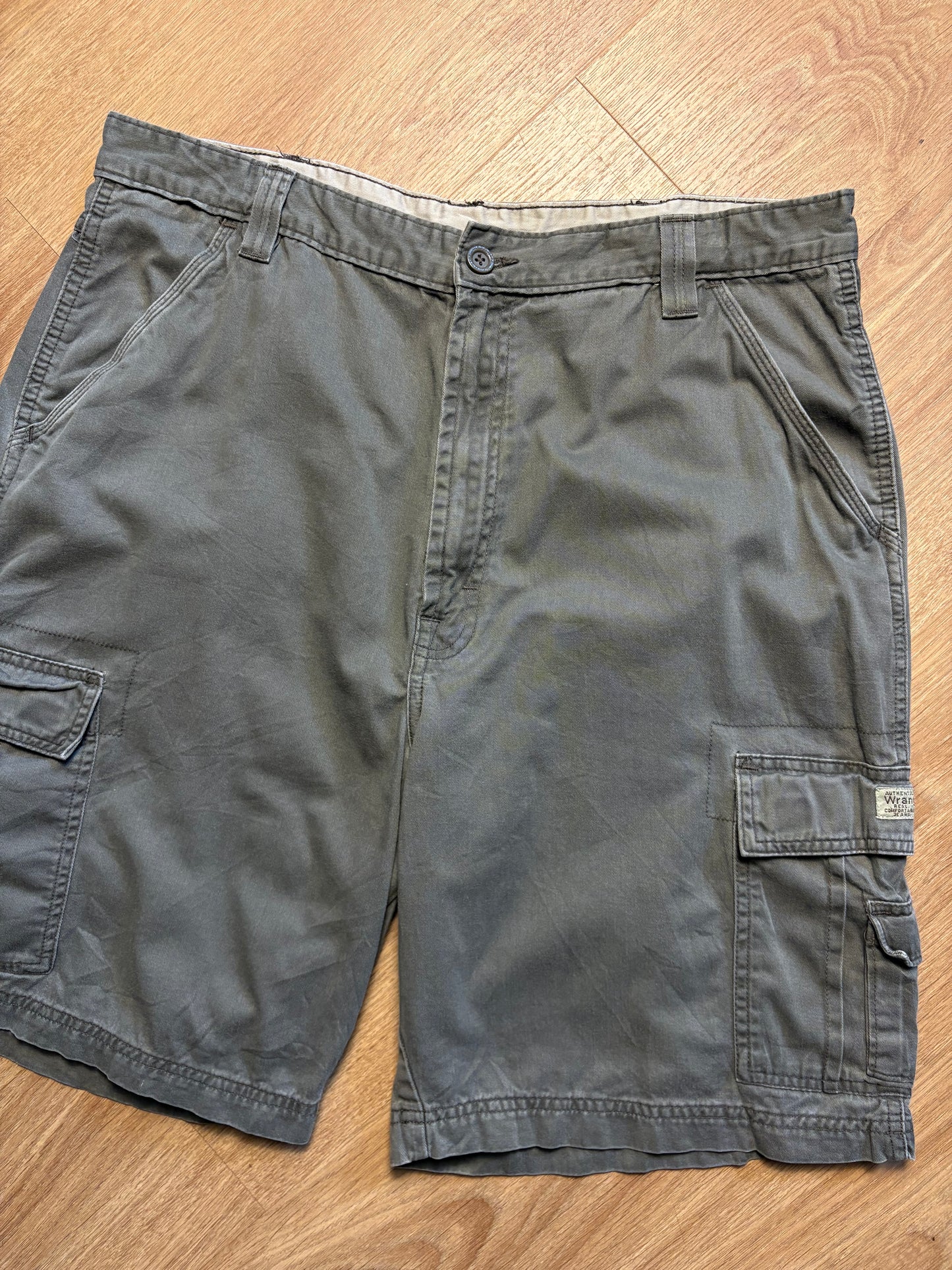Vintage Wrangler Khaki Green Multi-pocket Cargo Shorts (32w)