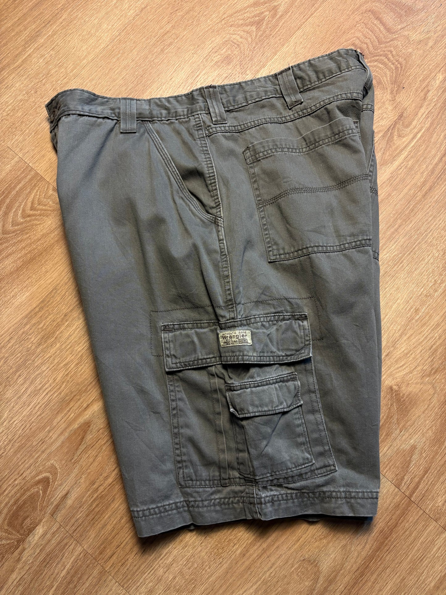 Vintage Wrangler Khaki Green Multi-pocket Cargo Shorts (32w)