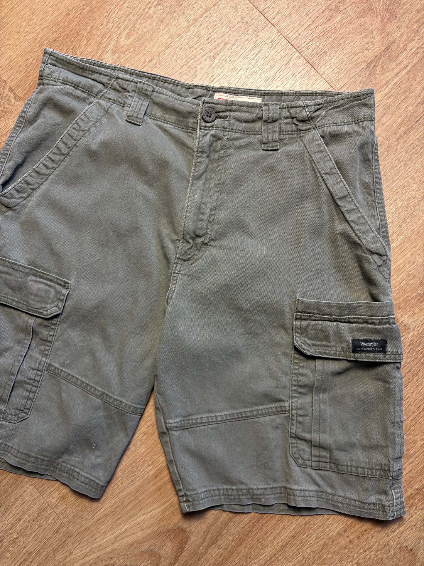 Vintage Wrangler Khaki Green Cargo Shorts (36w)