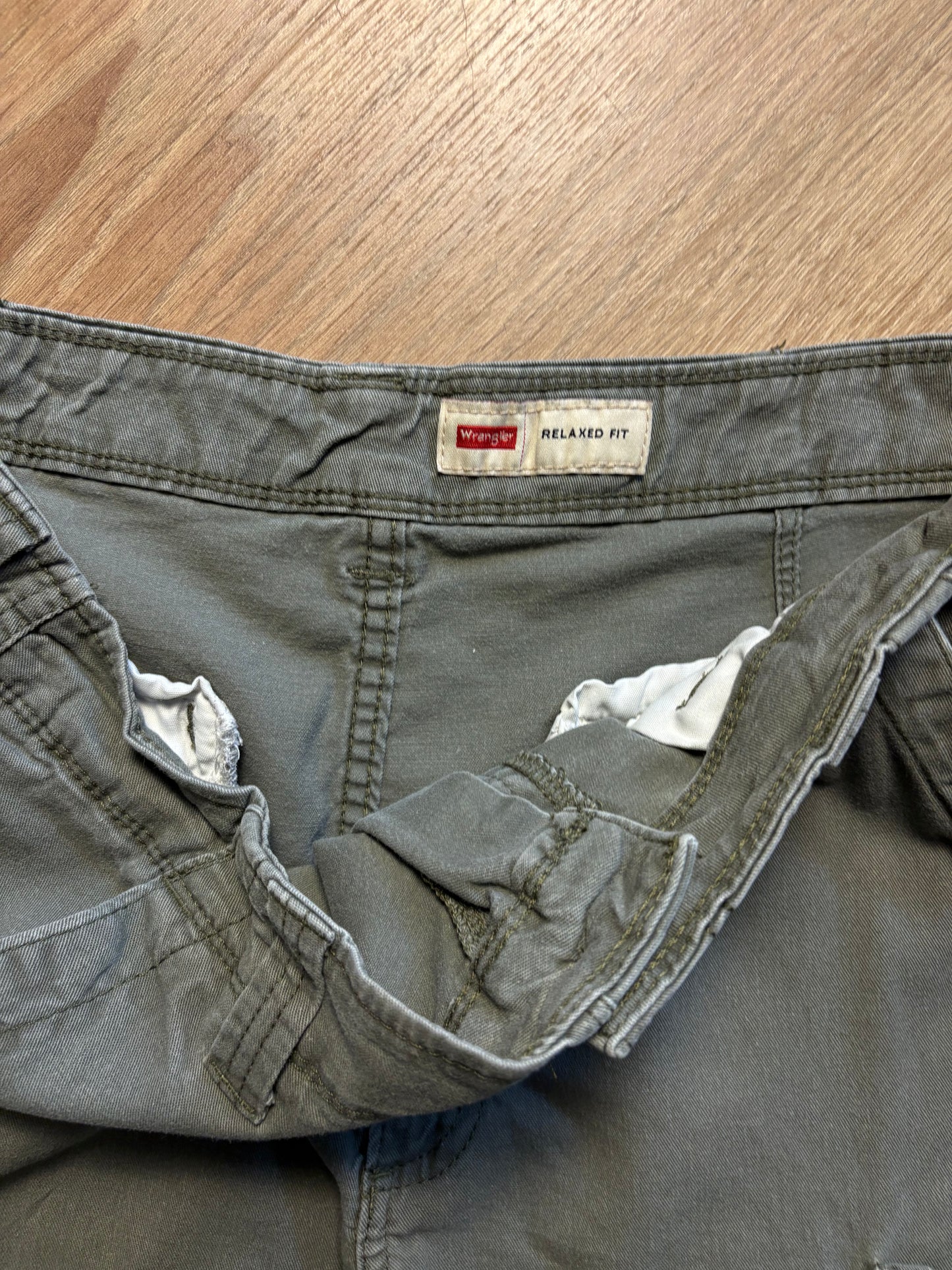 Vintage Wrangler Khaki Green Cargo Shorts (36w)