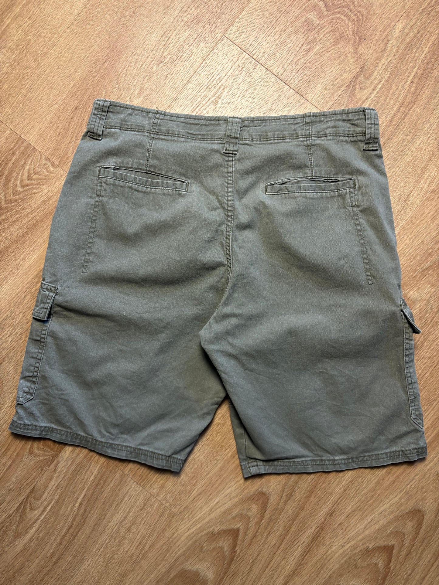 Vintage Wrangler Khaki Green Cargo Shorts (36w)