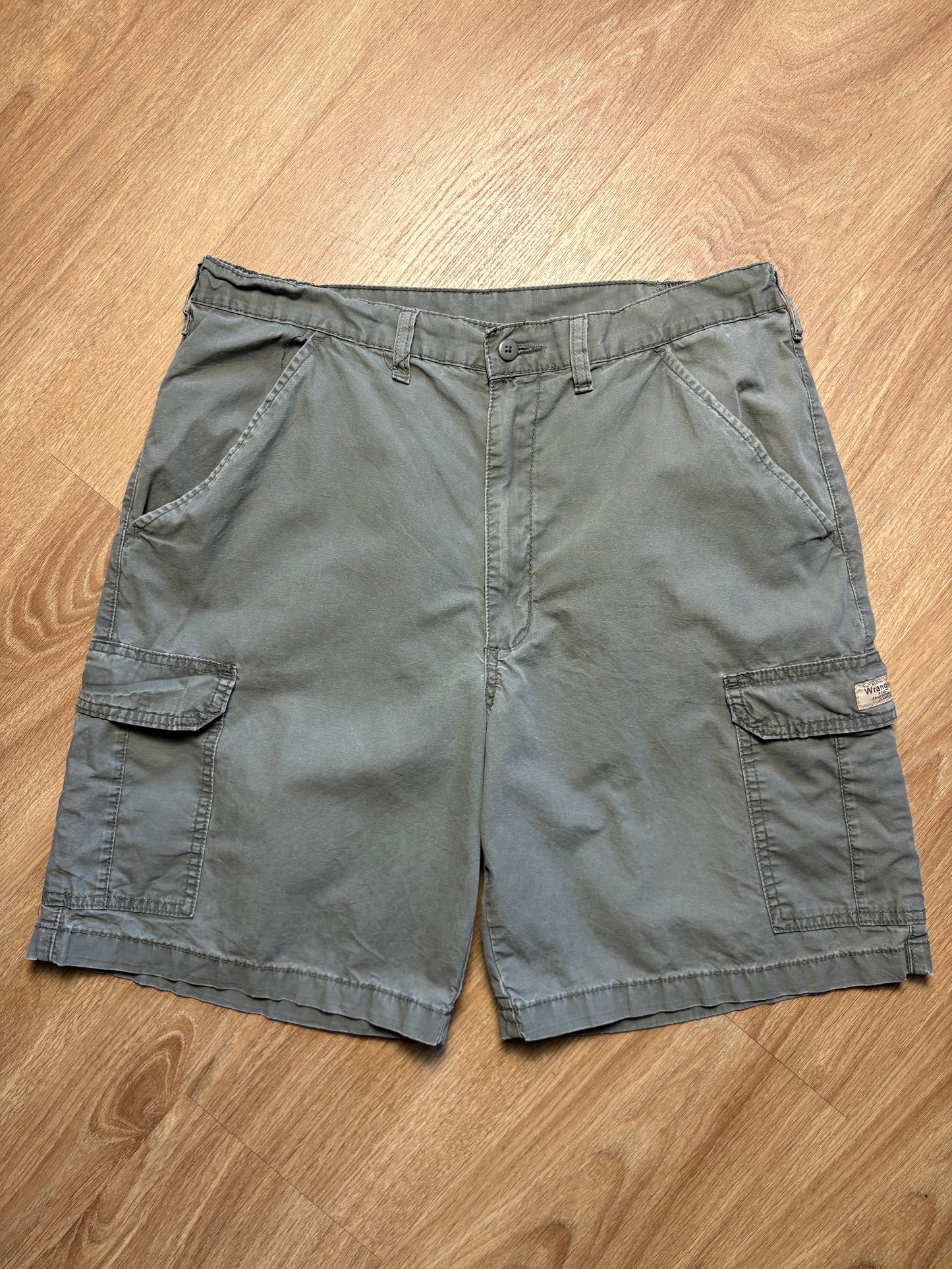 Vintage Wrangler Khaki Green Cargo Shorts (36w)