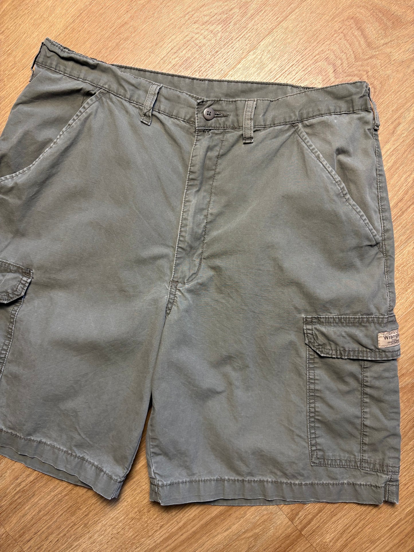 Vintage Wrangler Khaki Green Cargo Shorts (36w)
