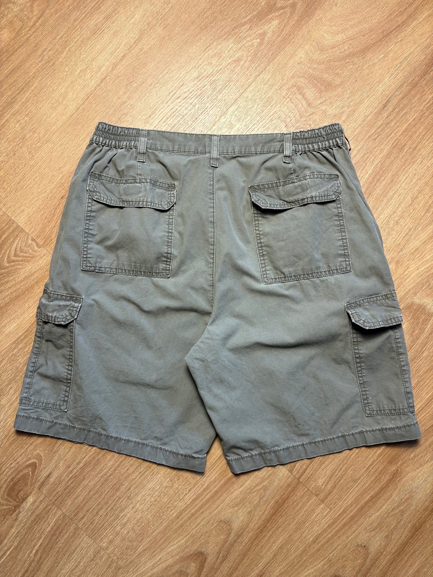 Vintage Wrangler Khaki Green Cargo Shorts (36w)