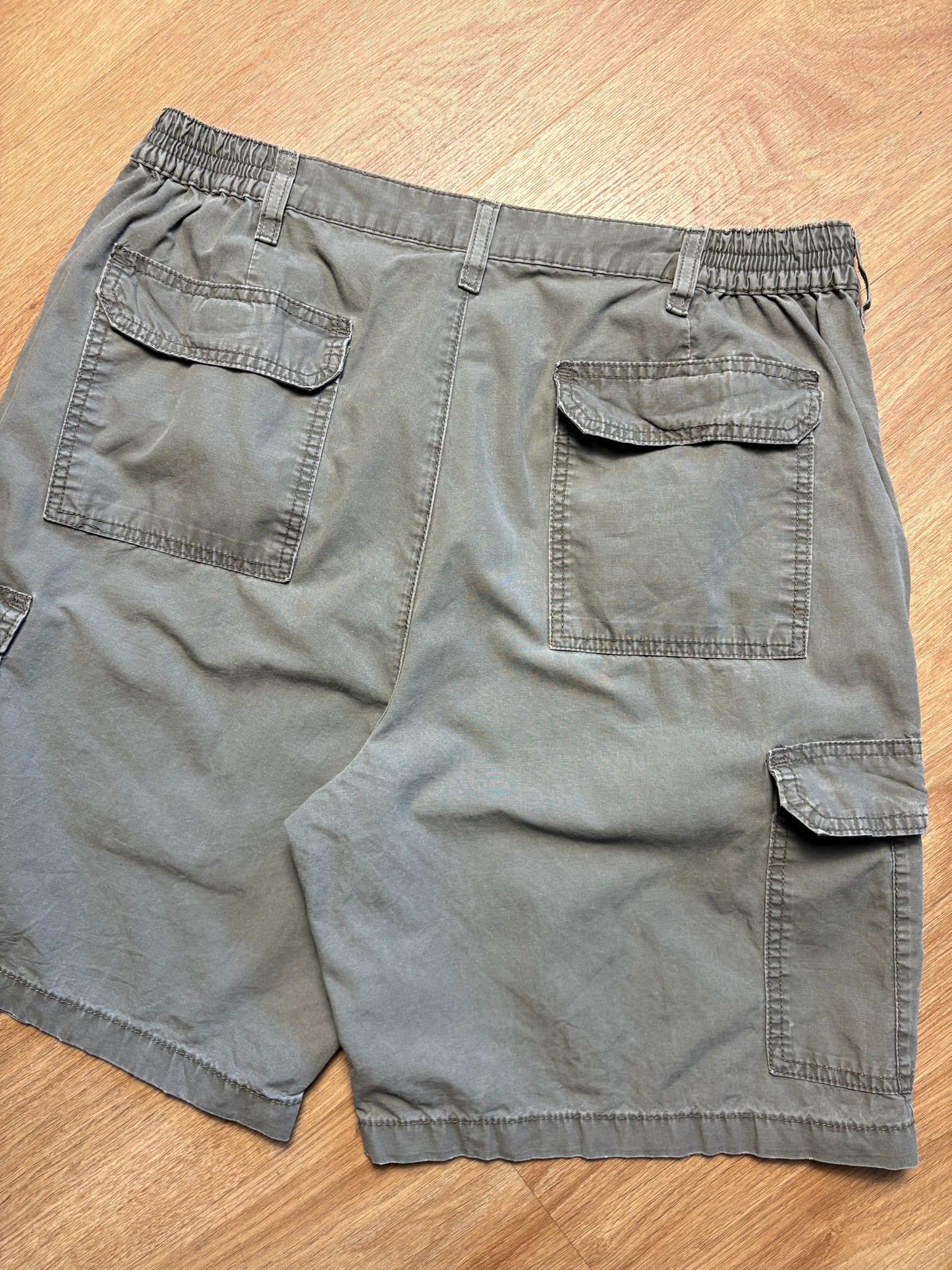 Vintage Wrangler Khaki Green Cargo Shorts (36w)