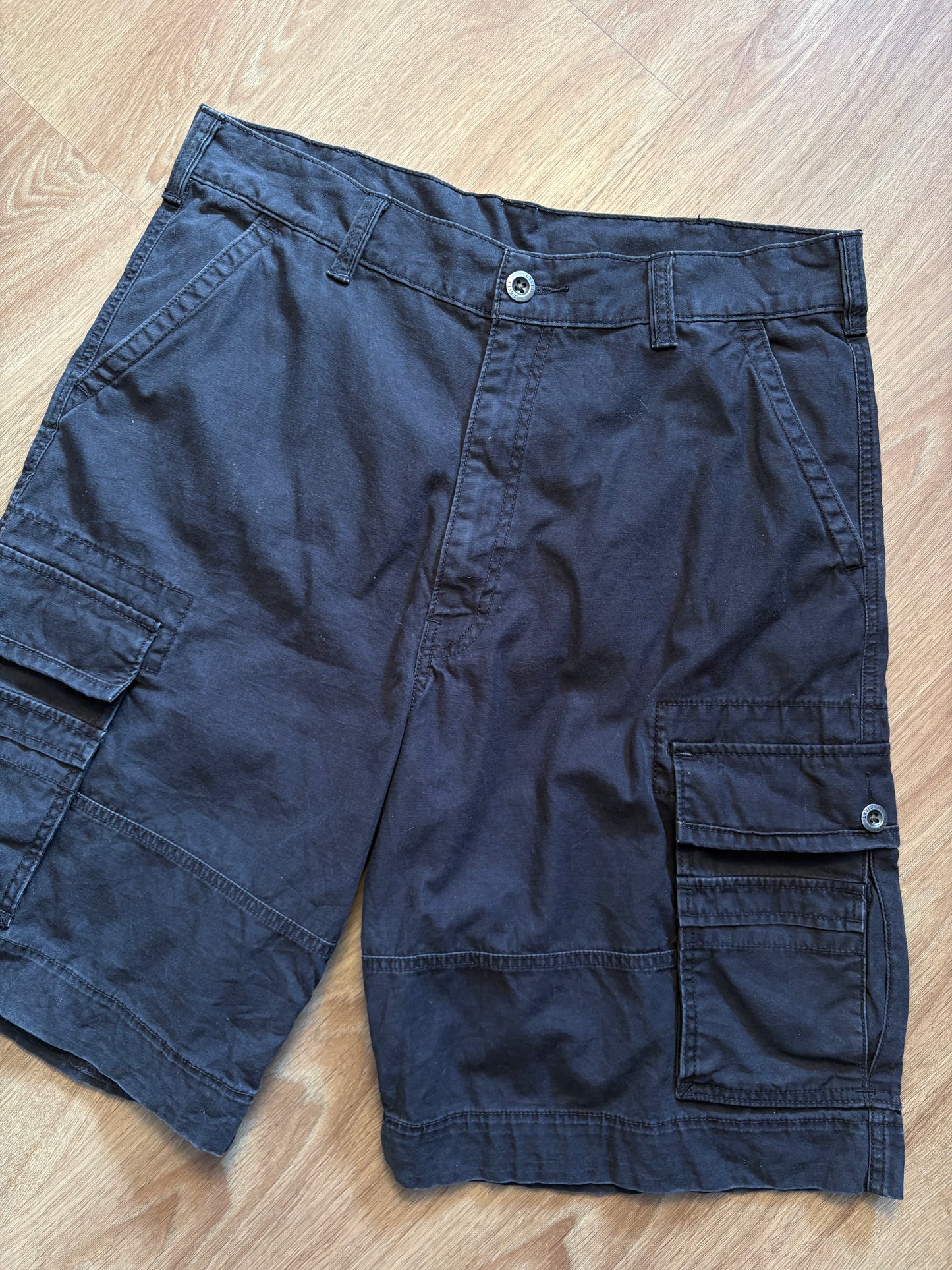 Vintage Levi's Black Baggy Cargo Shorts (36w)