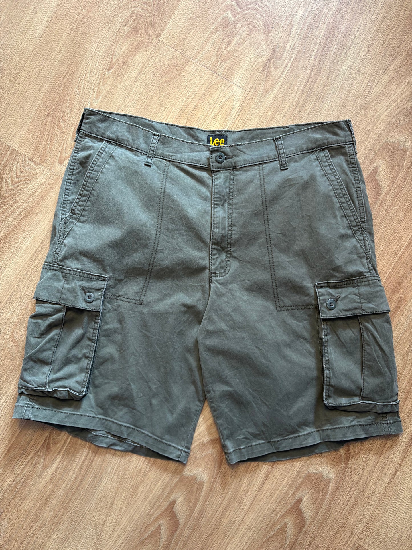 Vintage LEE Dark Green Cargo Shorts (34w)