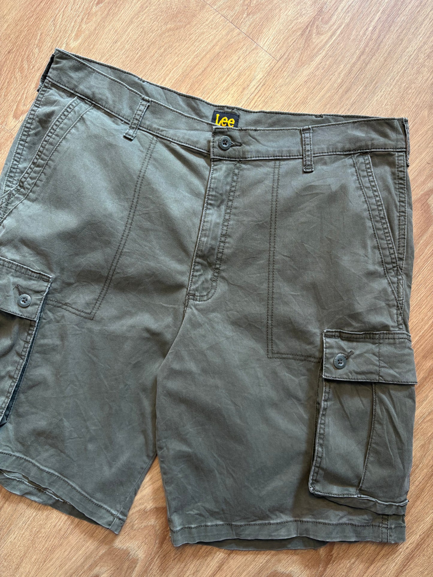 Vintage LEE Dark Green Cargo Shorts (34w)