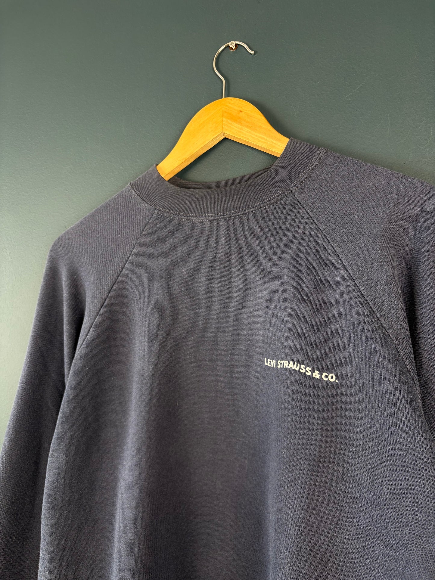 Vintage Levi's 80s Navy Blue Raglan Sweatshirt (M)