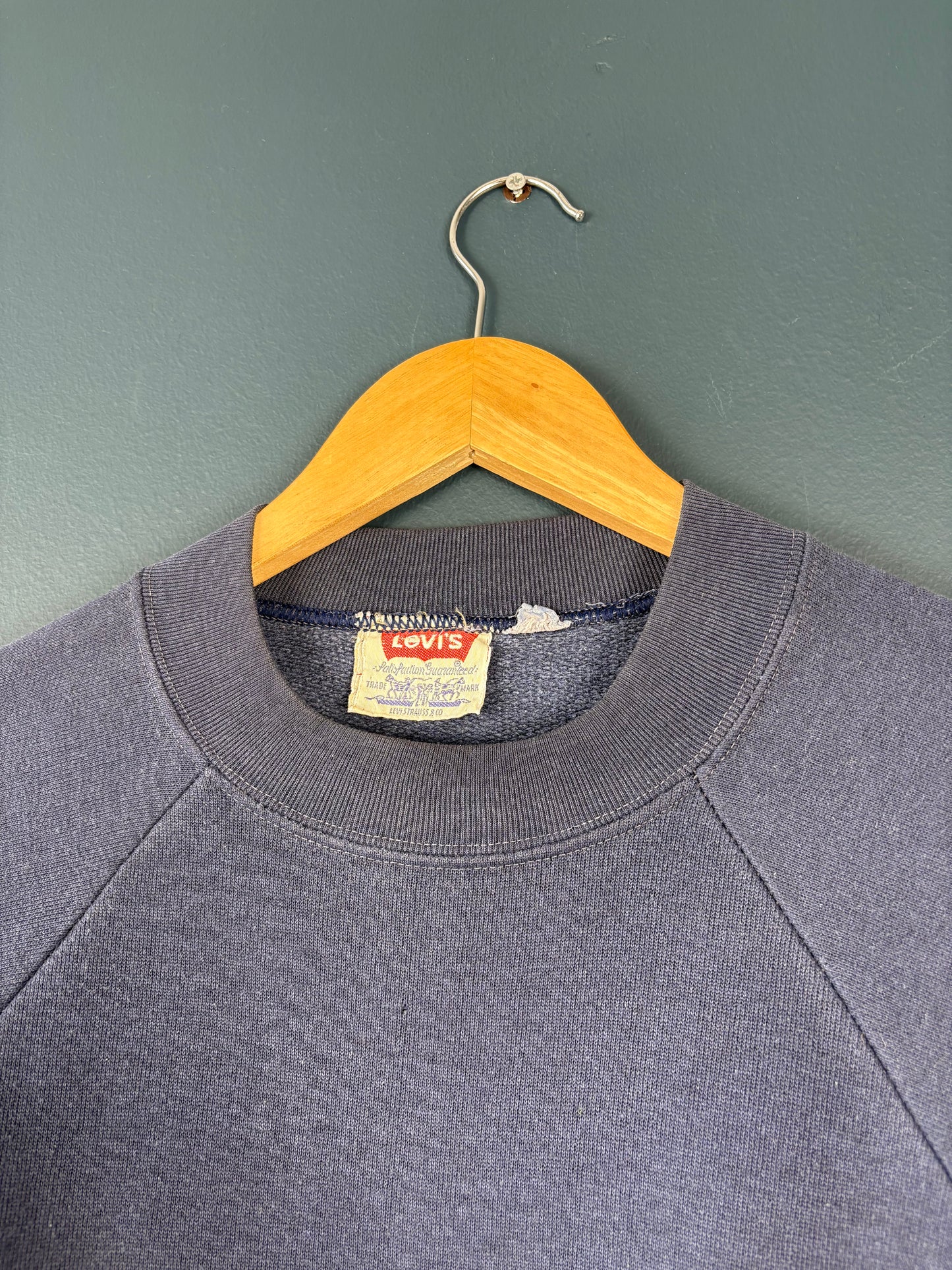 Vintage Levi's 80s Navy Blue Raglan Sweatshirt (M)