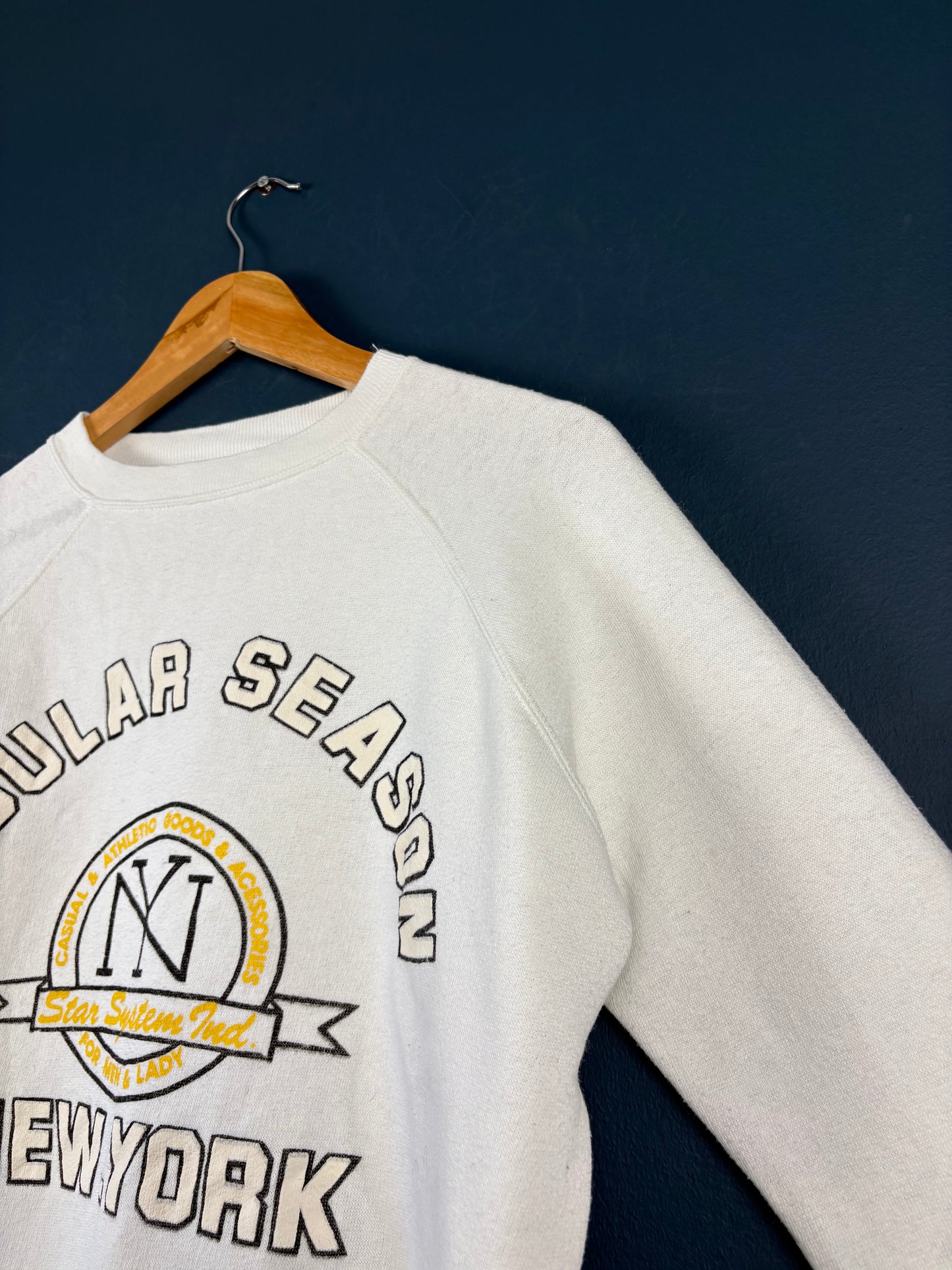Vintage 1980s New York White Graphic Henley Sweatshirt (wmns M)